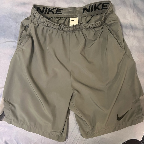 Lot of four men’s Nike Dri-Fit shorts size small - Picture 3 of 9